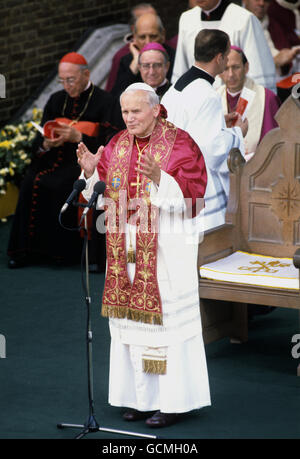 Papst Johannes Paul II. Sprach bei einem Gottesdienst für die Kranken in der römisch-katholischen St. George-Kathedrale, Southwark, vor der Gemeinde. Stockfoto