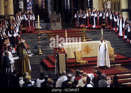 Papst Johannes Paul II. Sprach vor der Gemeinde in der Kathedrale von Canterbury, beobachtet vom Erzbischof von Canterbury, Dr. Robert Runcie, rechts, vor dem hohen Altar. Stockfoto