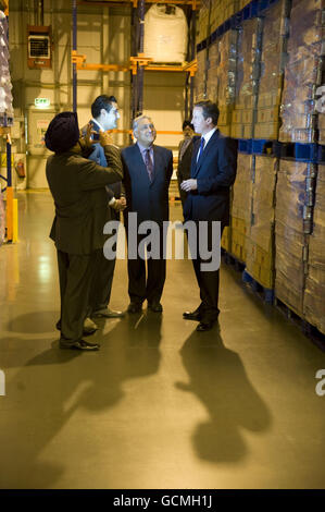 Premierminister David Cameron bei einem Besuch im East End Foods in West Bromwich. Stockfoto