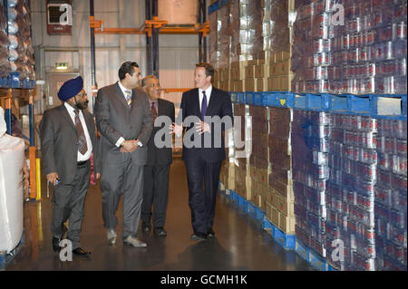 Premierminister David Cameron bei einem Besuch im East End Foods in West Bromwich. Stockfoto