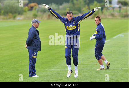 Fußball - Pre Season Friendly - Everton gegen Everton Chile - Photo Call - Finch Farm. Der Manager von Everton Chile (L) und Kapitän Gustavon Tulo Dalsasso (C) während einer Trainingseinheit im Everton Finch Farm Trainingszentrum Stockfoto