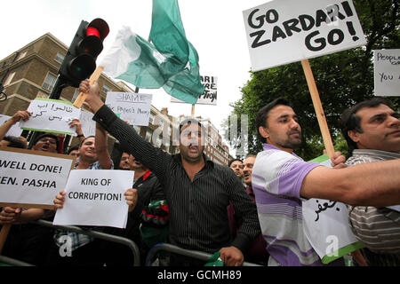 Demonstranten versammeln sich vor dem Churchill Hyatt Regency Hotel in London, wo sich der pakistanische Präsident Asif Ali Zardari befindet. Stockfoto