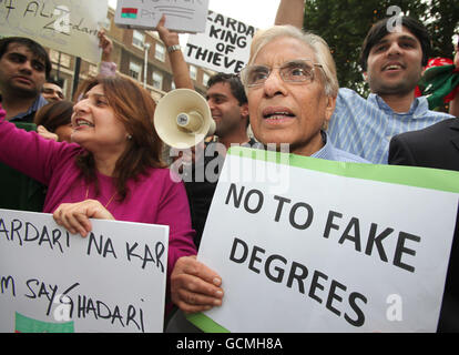 Demonstranten versammeln sich vor dem Churchill Hyatt Regency Hotel in London, wo sich der pakistanische Präsident Asif Ali Zardari befindet. Stockfoto