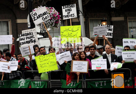 Demonstranten versammeln sich vor dem Churchill Hyatt Regency Hotel in London, wo sich der pakistanische Präsident Asif Ali Zardari befindet. Stockfoto