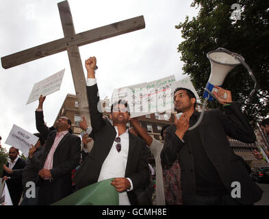 Demonstranten versammeln sich vor dem Churchill Hyatt Regency Hotel in London, wo sich der pakistanische Präsident Asif Ali Zardari befindet. Stockfoto