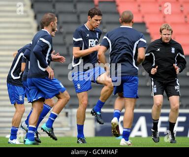 Fußball - vor der Saison freundlich - Milton Keynes Dons / Birmingham City - Stadion:mk. Spieler aus Birmingham City, darunter Nikola Zigic (Mitte), nehmen am Warm Up mit dem Leiter der Sportwissenschaft Nick Davies Teil (ganz rechts) Stockfoto