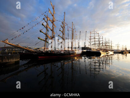 Die Sonne geht über den Tall Ships auf, die in Hartlepool Marina am Ende des zweiten und letzten Rennens aus Kristiansand, Norwegen, festgemacht sind. Stockfoto