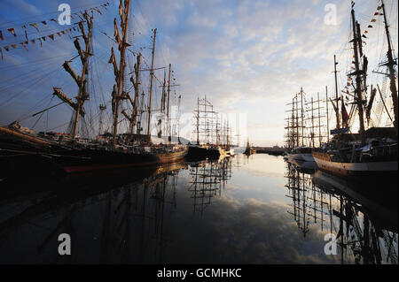 Die Sonne geht über den Tall Ships auf, die in Hartlepool Marina am Ende des zweiten und letzten Rennens aus Kristiansand, Norwegen, festgemacht sind. Stockfoto