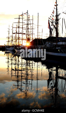 Die Sonne geht über den Tall Ships auf, die in Hartlepool Marina am Ende des zweiten und letzten Rennens aus Kristiansand, Norwegen, festgemacht sind. Stockfoto