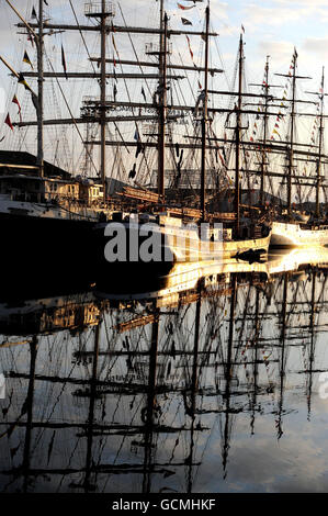 Die Sonne geht über den Tall Ships auf, die in Hartlepool Marina am Ende des zweiten und letzten Rennens aus Kristiansand, Norwegen, festgemacht sind. Stockfoto