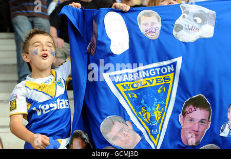 Rugby League - Carnegie Challenge Cup - Halbfinale - Warrington Wolves gegen Catalans Dragons - Stobart Stadium. Die Fans von Warrington Wolves feuern ihr Team beim Halbfinale des Carnegie Challenge Cup im Stobart Stadium in Widnes an. Stockfoto