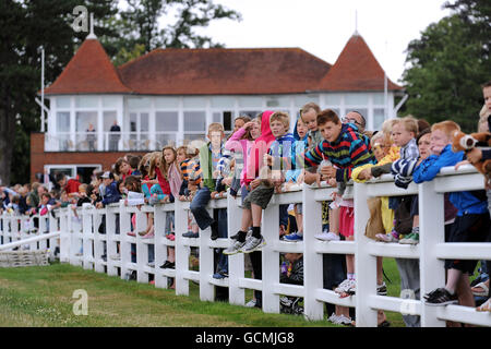 Familien beobachten das Geschehen während des Family Fun Race Day. Stockfoto