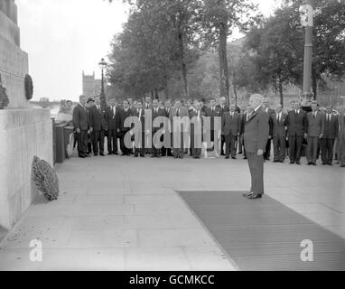 Air Chief Marshal Lord Dowding steht still, nachdem er während der Gedenkzeremonien zur Schlacht von Großbritannien einen Kranz am Royal Air Force Memorial am Victoria Embankment, London, platziert hat. Piloten, die gekämpft haben, blicken in den Hintergrund Stockfoto