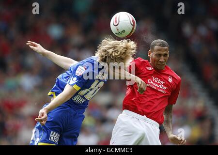 Fußball - npower Football League Championship - Nottingham Forest / Leeds United - City Ground. Kelvin Wilson (rechts) und Luciano Becchio (links) von Leeds United kämpfen im Nottingham Forest um den Ball. Stockfoto