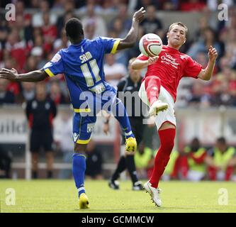 **** Nottingham Forest's Radoslaw Majewski (rechts) und Leeds United's Lloyd Sam (links) kämpft um den Ball Stockfoto