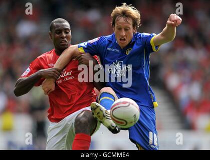 Fußball - npower Football League Championship - Nottingham Forest / Leeds United - City Ground. Luciano Becchio von Leeds United (links) und Wes Morgan von Nottingham Forest spielen um den Ball Stockfoto