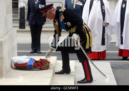 Der Prinz von Wales legt im Cenotaph in London einen Kranz ab, um an den 65. Jahrestag des Sieges über den Japan Day (VJ Day) zu erinnern. Stockfoto