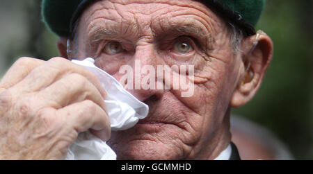 Norman Rolfe, 86 Jahre alt, aus dem Suffolk-Regiment, erinnert mit anderen Veteranen am Cenotaph in London an den 65. Jahrestag des Sieges über den Japan-Tag (VJ Day). Stockfoto