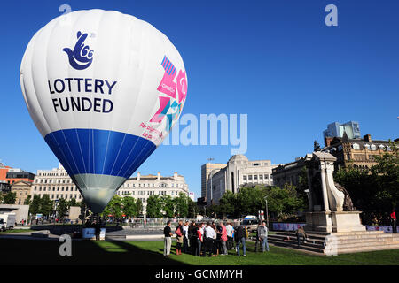 North West Elite Athleten bekommen einen Kopf für Höhen in Manchester, um die Investition der National Lottery in London 2012 und seine Unterstützung für britische Athleten zu feiern. Stockfoto