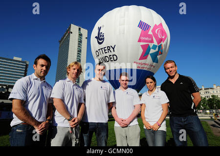 North West Elite Athleten bekommen einen Kopf für Höhen in Manchester zu feiern die National Lottery Investition in London 2012 und seine Unterstützung für britische Athleten einschließlich (links-rechts) Ross Edgar, Jody Cundy, Ian Jones, Daniel Purvis, Beth Tweddle und Sir Chris Hoy. Stockfoto