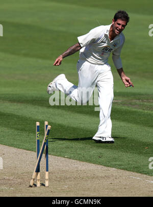 Surrey's Jade Dernbach feiert das 0-Rennen von Alexei Kervezee aus Worcestershire während der LV County Championship, Division Two in New Road, Worcester. Stockfoto