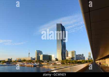 Wien, Wiener Wolkenkratzer DC Tower 1 in der Donau-City, die Brücke Reichsbrücke über die neue Donau und die Vergnügungsmeile Stockfoto