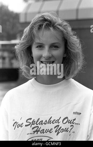 Die schottische Schwimmerin Alison Sheppard, 16, vom Milngavie Club, die im Januar bei den Commonwealth Games 1990 in Auckland, Neuseeland, Kunst macht. Stockfoto