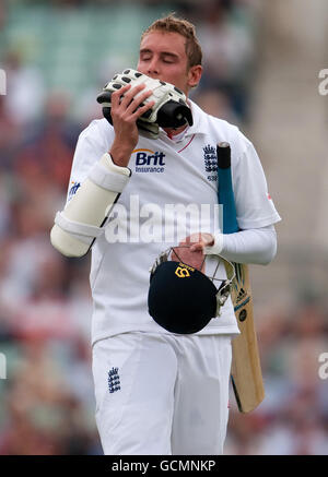 Englands Stuart Broad verlässt das Feld, nachdem er vom pakistanischen Wahab Riaz während des dritten npower Tests beim Brit Insurance Oval in London entlassen wurde. Stockfoto