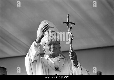 Papst Johannes Paul II. Wandte sich an die Massen im Bellahouston Park, Glasgow, als er am fünften Tag seines historischen Besuchs in Großbritannien vor einem geschätzten Drittel der schottischen Katholiken die Messe feierte. Stockfoto