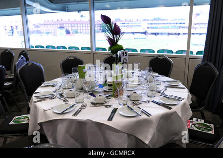 Cricket - Dritter npower-Test - Tag drei - England gegen Pakistan - das Brit Insurance Oval. Allgemeine Sicht auf gedeckte Tische in der Gastfreundschaft vor der Ankunft der Gäste Stockfoto