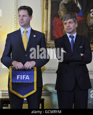 Großbritanniens Vize-Premierminister Nick Clegg (links) und der Chef der FIFA-Inspektionsgruppe Harold Mayne-Nicholls hören zu, wie der Chef der englischen 2018-Bewerbung Andy Anson (nicht abgebildet) während einer Fußball-WM 2018-Bewerbung auf Platz 10, Downing Street in London spricht. Stockfoto