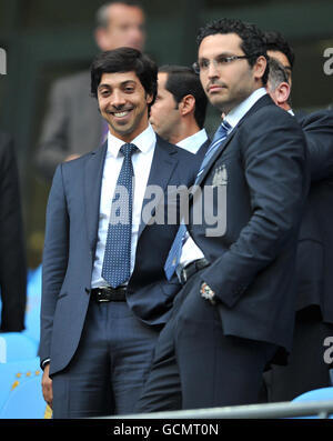 Manchester City Eigentümer Sheikh Mansour und Vorsitzender Khaldoon Al Mubarak während des Barclays Premier League Spiel im City of Manchester Stadium, Manchester. Stockfoto