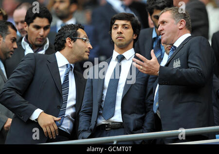 Manchester City Besitzer Sheikh Mansour (Mitte) mit dem Vorsitzenden Khaldoon Al Mubarak (links) und dem Geschäftsführer Garry Cook während des Spiels der Barclays Premier League im City of Manchester Stadium, Manchester. Stockfoto