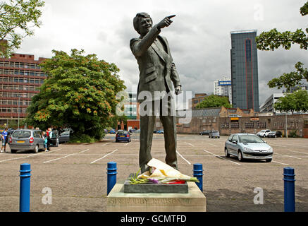 Eine Statue von Sir Bobby Robson, dem ehemaligen Klub und englischen Teamchef vor dem Portman Road Stadium, dem Heimstadion des Ipswich Town Football Club Stockfoto