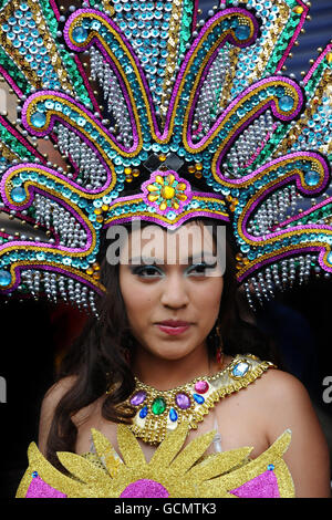 Eine Tänzerin der Paraiso School of Samba in Walworth Road, London, die am jährlichen Carnaval del Pueblo teilnimmt, der lateinamerikanische Kultur feiert, im Süden Londons. Stockfoto