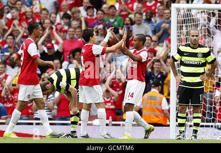 Fußball - Emirates Cup 2010 - Arsenal gegen Celtic - Emirates Stadium. Samir Nasri von Arsenal feiert mit seinem Teamkollegen Theo Walcott das dritte Tor des Spiels Stockfoto