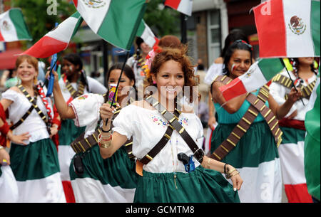 Tänzer in Walworth Road, London, die an der jährlichen Carnaval del Pueblo teilnehmen, die lateinamerikanische Kultur feiert. Stockfoto