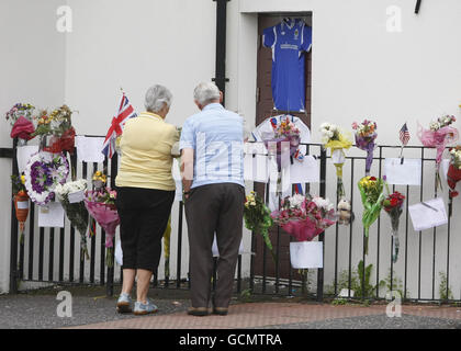 Auf der Donegal Road in Belfast wird Alex Higgins auf seinem Weg zur St Anne's Cathedral, wo morgen der Trauerdienst stattfindet, als Blumenverehrungen vorgelesen, die er für Alex Higgins hinterlassen hat. Stockfoto