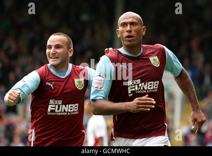 Fußball - npower Football League Championship - Burnley gegen Nottingham Forest - Turf Moor. Burnleys Chris Iwelumo (rechts) feiert das Tor zum Auftakt mit Teamkollege Martin Pherson (links). Stockfoto