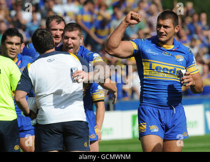 Leeds Rhinos' Ryan Hall (rechts) und Teamkollegen feiern ihren Sieg beim Halbfinale des Carnegie Challenge Cup im Galpharm Stadium, Huddersfield. Stockfoto