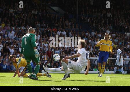 Derby County Torwart Stephen Bywater (Mitte links) verhindert, dass Luciano Becchio (Mitte rechts) von Leeds United schieße. Stockfoto