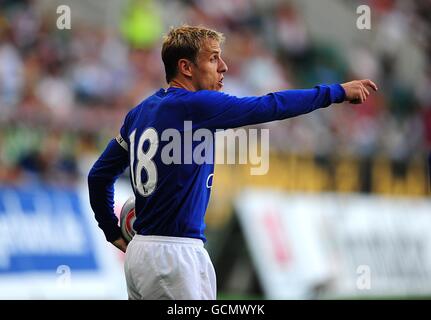 Evertons Phil Neville im Kampf gegen den VfL Wolfsburg Stockfoto