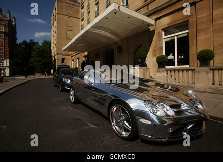 Ein McLaren Mercedes SLR mit Abu Dhabi-Nummernschildern, der vor dem Berkeley Hotel im Zentrum von London geparkt ist. Stockfoto