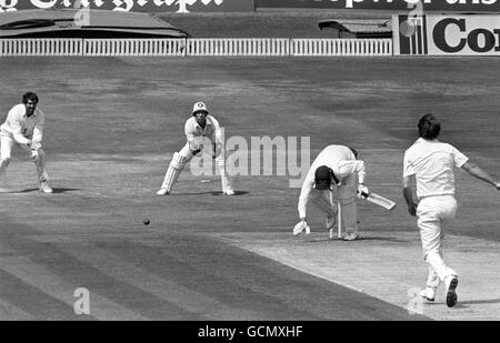 Der australische Schlagmann John Dyson verdoppelt sich nach dem Leiden in Schmerzen Von einem streunenden Ball des englischen Bowlers Chris Old getroffen (Auf ihn zulaufend) beobachtet von Wicket-Keeper Bob Taylor Stockfoto