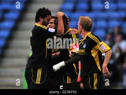 Nat Brown (Mitte) von MacClesfield Town feiert das erste Tor des Spiels mit seinen Mitspielern während des Carling Cup-Spiels in der ersten Runde im Walkers Stadium, Leicester. Stockfoto