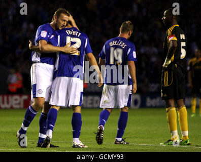 Matty Fryatt (Mitte) von Leicester City feiert mit seinem Teamkollegen Steve Howard (links) das dritte Tor des Spiels während der ersten Runde des Carling Cup im Walkers Stadium, Leicester. Stockfoto