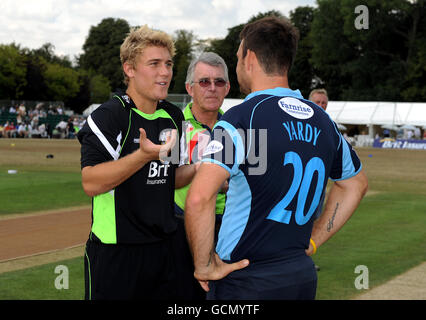 Cricket - Clydesdale Bank 40 - Gruppe A - Surrey / Sussex - Guildford Cricket Club. Surreys Rory Hamilton-Brown (links) und Sussex's Michael Yardy (rechts) plaudern vor dem Spiel Stockfoto