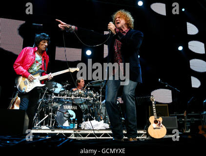 (Von links) Ronnie Wood, Kenny Jones und Mick Hucknell of the Faces spielen beim Vintage Festival, Goodwood in West Sussex. Stockfoto