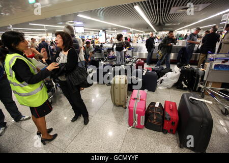 Gepäckunregelmäßigkeiten am Flughafen Lissabon in Portugal in Europa. Stockfoto