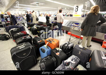 Gepäckunregelmäßigkeiten am Flughafen Lissabon in Portugal in Europa. Stockfoto